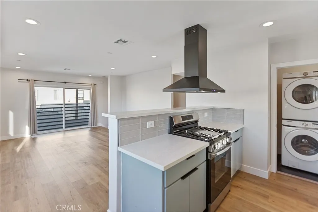 1726 Menlo Avenue, Los Angeles, California 90006 home-pic-14